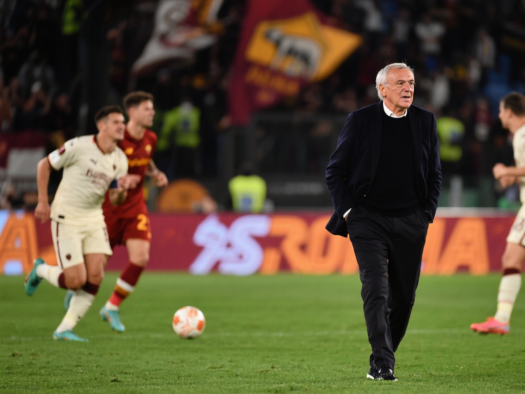 73岁拉涅利神话!罗马读秒绝杀豪取五连胜 在绿茵场上,每一场比赛都像一场跌宕起伏的